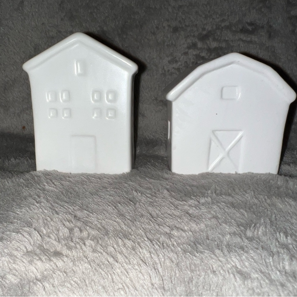Robert Stanley Signature White Fall Farmhouse Ceramic Salt & Pepper Shakers Barn